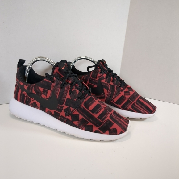 Nike women's Roshe One Print, red and black shoes, size 7.5 - Picture 1 of 11